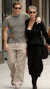 Jake Gyllenhaal and Jamie Lee Curtis SPOTTED together on a date embracing eachother! – What is going on here? Find out and See more photos