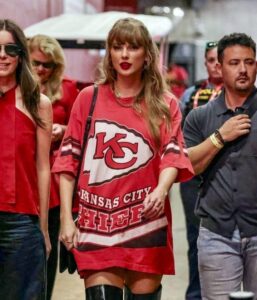 Taylor Swift arrives to Arrowhead Stadium looking completely unbothered.