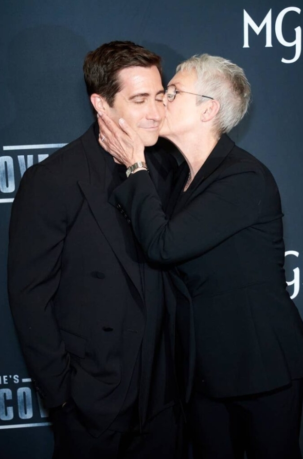 Jake Gyllenhaal and Jamie Lee Curtis SPOTTED together on a date embracing eachother! – What is going on here? Find out and See more photos