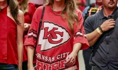 Taylor Swift arrives to Arrowhead Stadium looking completely unbothered.